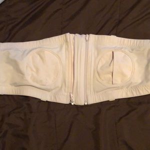Hands free pumping bra